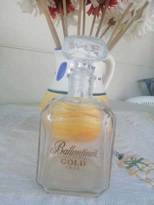 Garrafa de Coleção Ballantine’s Scotch Whisky 

Dimensões
Altura: 22 cm