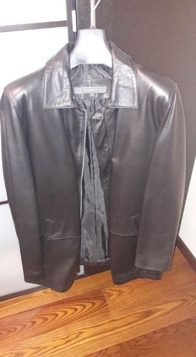 Czarna skórzana kurtka