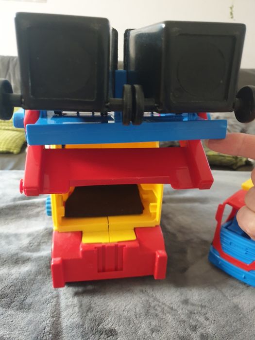 Dwie śmieciarki firmy Wader