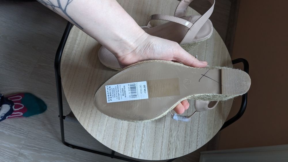 Босоніжки туфлі на танкетці 38