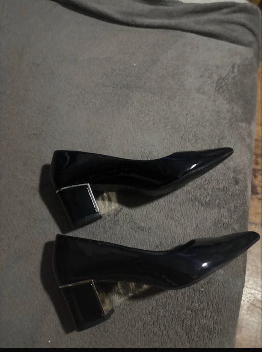 Szpilki na niskim klocku