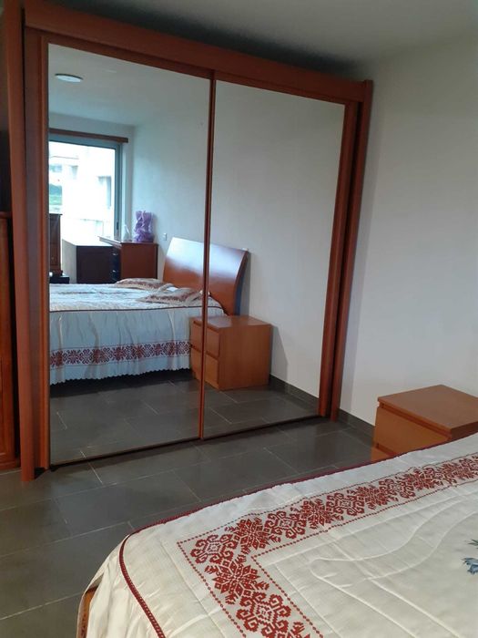 quarto de casal composto por cama, roupeiro, e 2 mesinhas