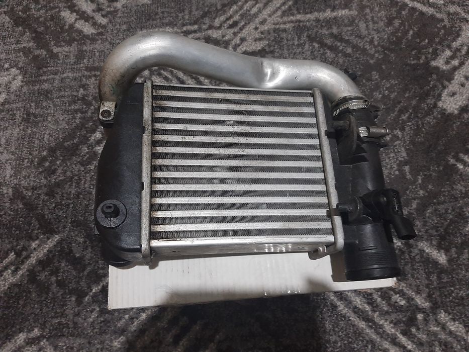 Радіатор інтеркуллера лівий Audi A6 C6 2.7 3.0 з датчиком