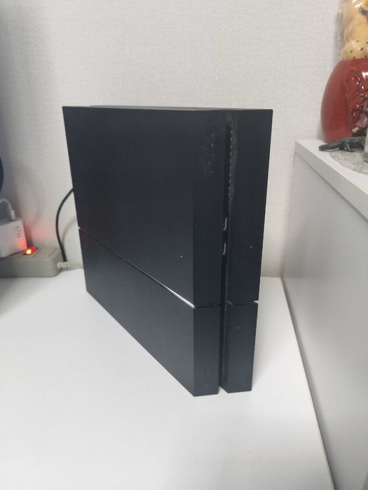 Продам консоль Sony PLAYSTATION 4 SLIM 1TB