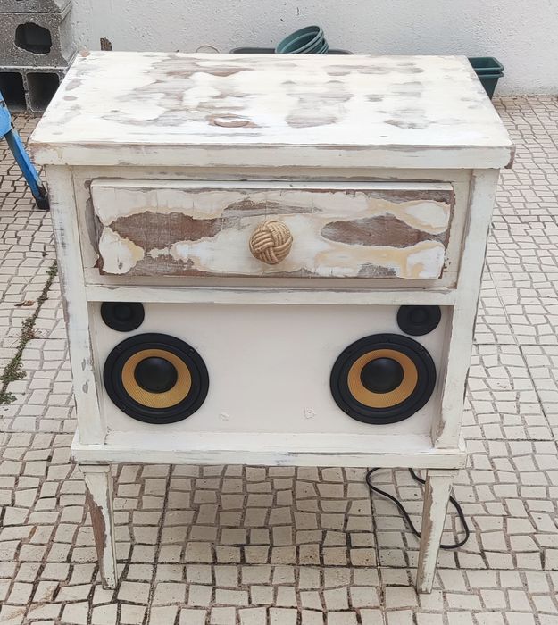 Mesinha rústica /coluna de som