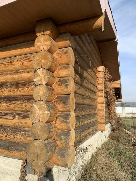 Деревʼяний будинок із дикого зрубу