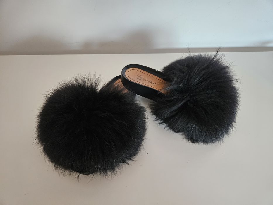 Czarne klapki marki Ulmani