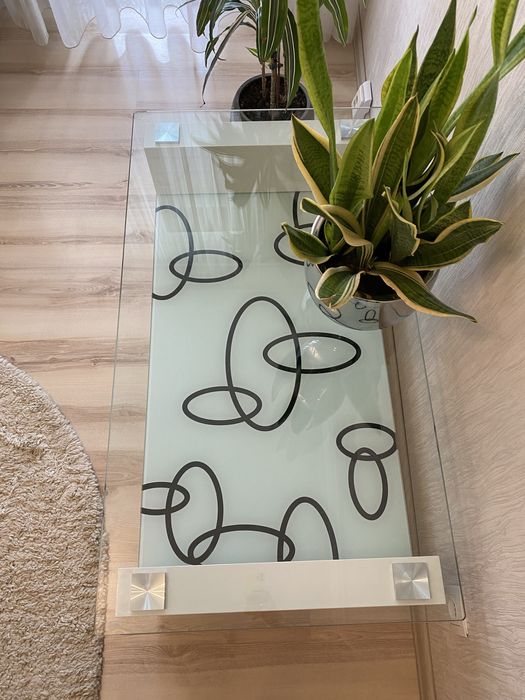 Скляний стіл білий