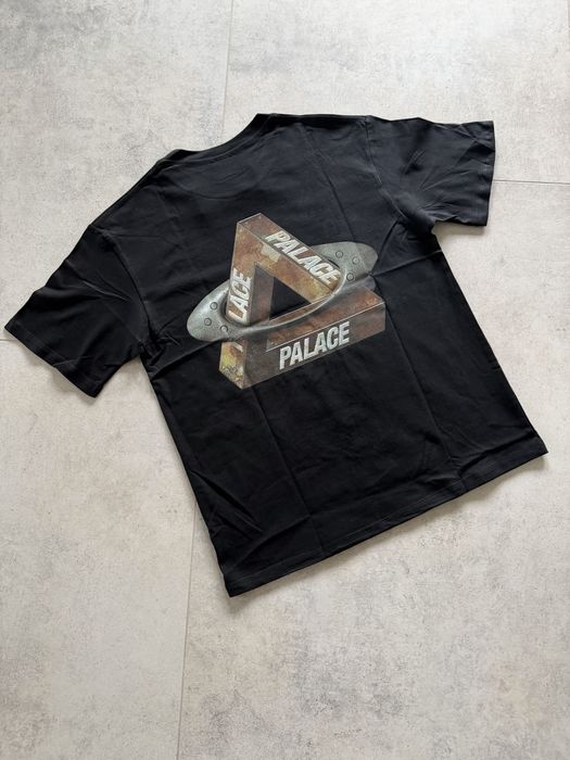 Футболки різних брендів Palace, Prada, Vlone, Amiri, Gallery Dept, Vivienne Westwood