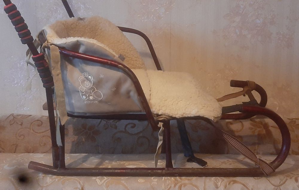 Санки с родительской ручкой и матрасиком