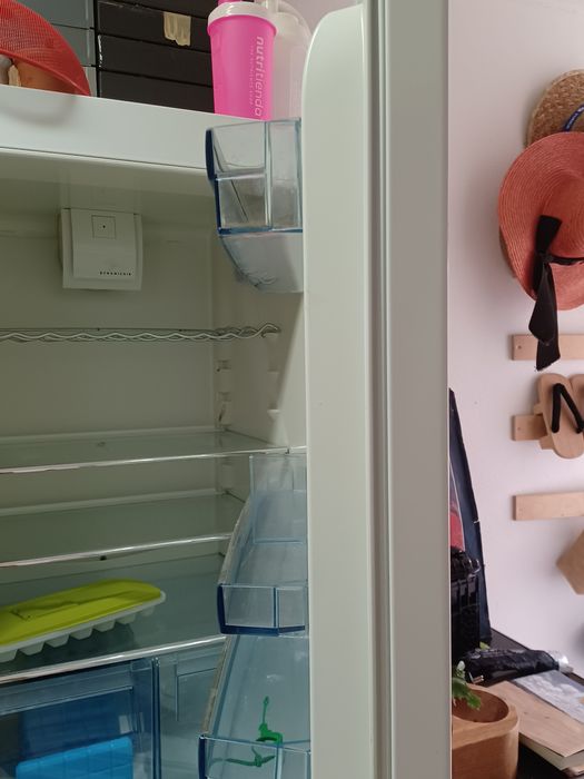 Frigorífico combinado AEG seminovo.