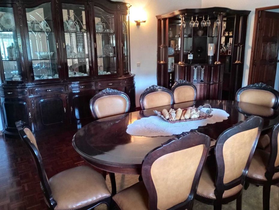 Vende-se conjunto completo de sala de jantar clássica em excelente estado.