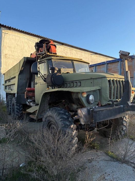 Урал 4320 самоскид з краном-маніпулятором (КМУ).