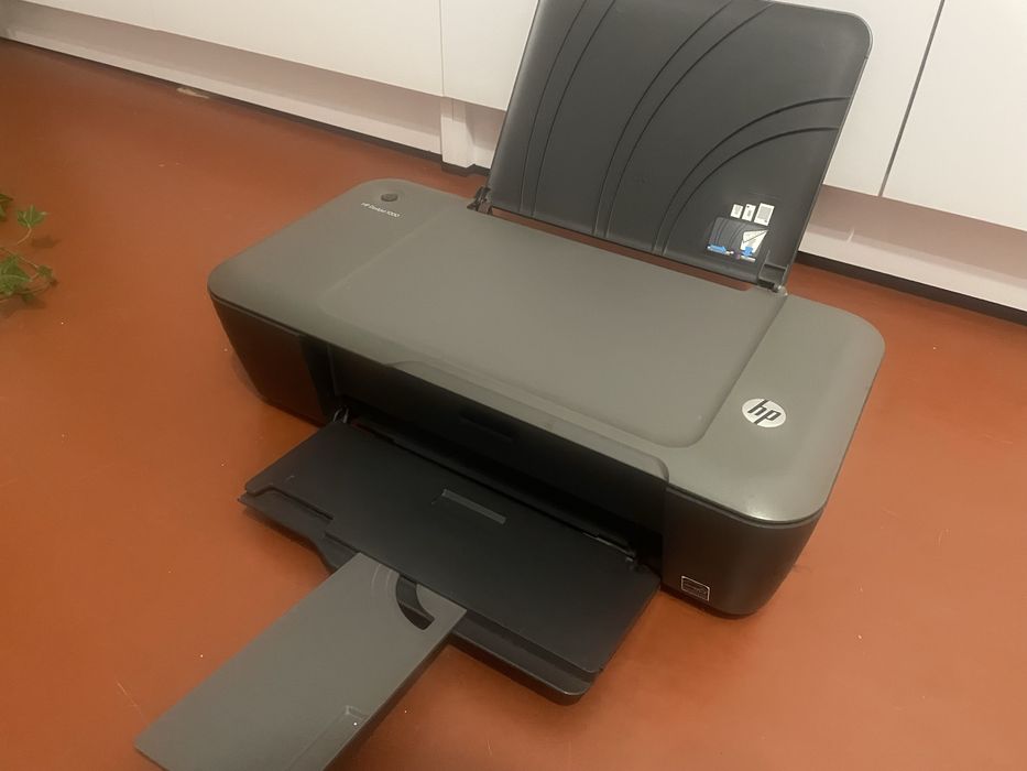 Принтер HP DeskJet 1000 с пустыми картриджами