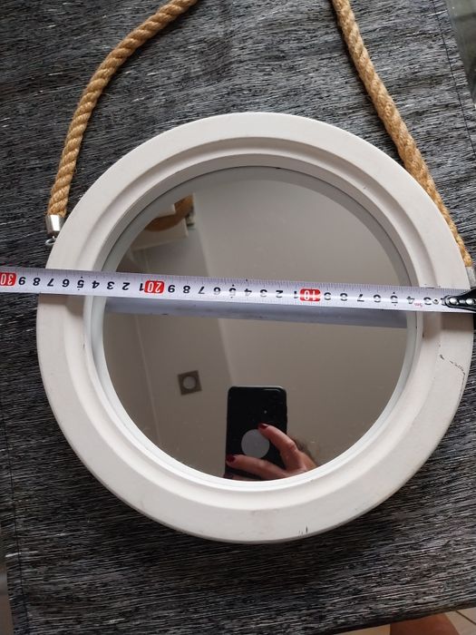 Lusterko na sznurku.