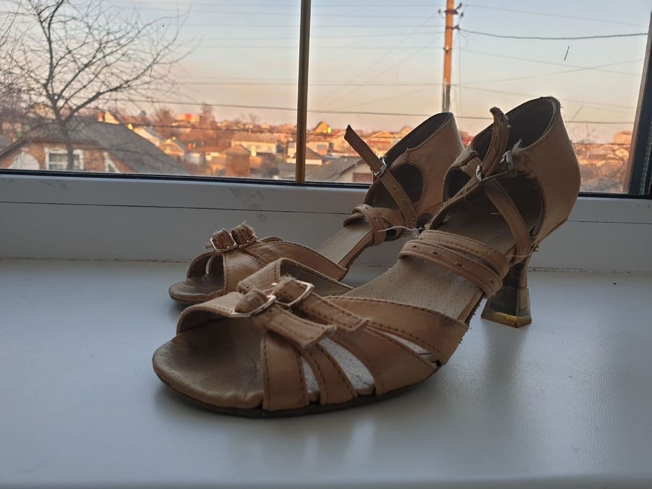 Бальні туфлі, латина