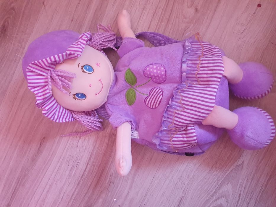Śliczna lalka plecak