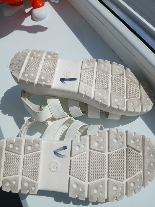 Продам босоніжки для дівчинки