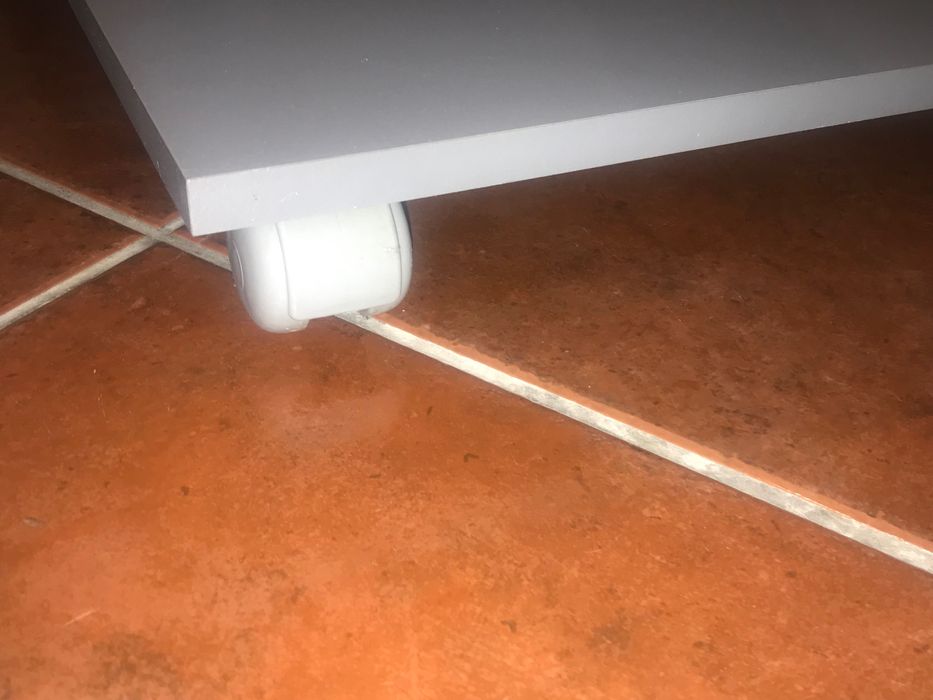 Móvel de TV cinzento com rodas