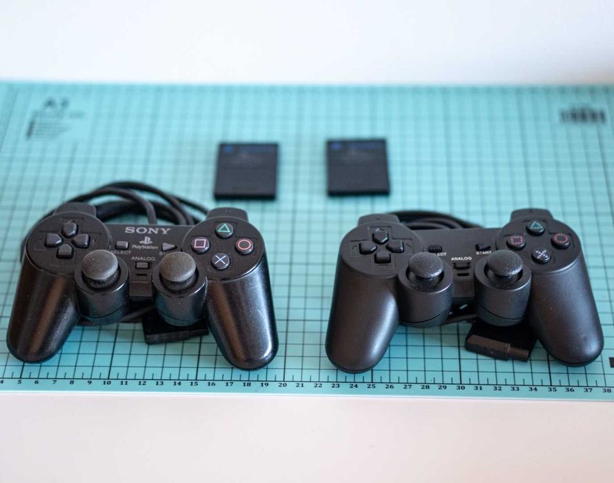 Consola PlayStation 2 Slim + 2 Comandos + 2 Memory Cards + 4 Jogos