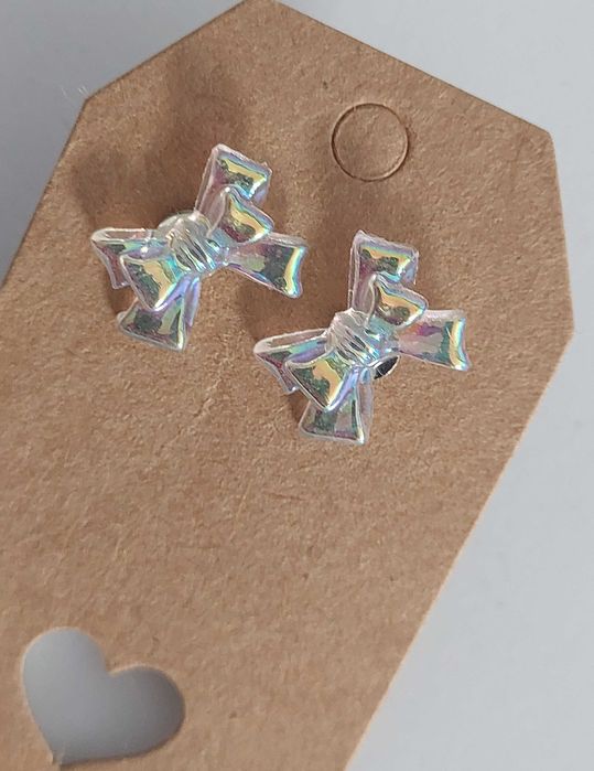 Kolczyki kokardki w kolorze opalizującym zapinane na sztyft