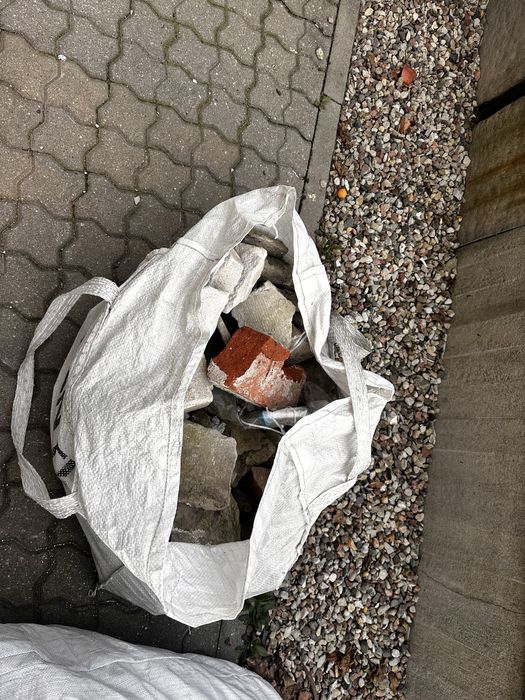Oddam gruz  - duży oraz drobny