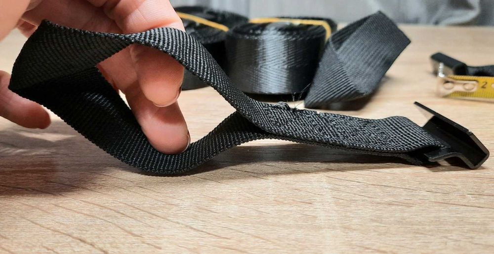 Гачки та нейлонові регульовані ремні для кріплення багажу на даху авто