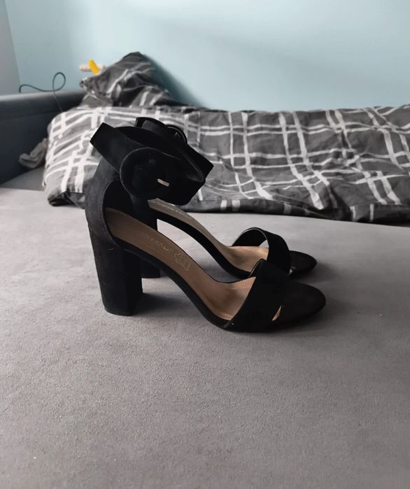Buty na słupku z zapięciem
