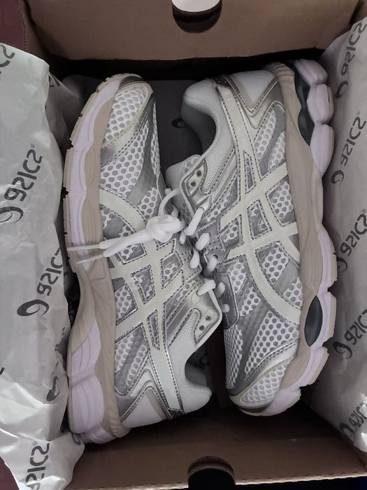 Ténis Asics GEL-Kayano 14 (Cream / Silver) – Tam. 42 – Como Novos / Originais
