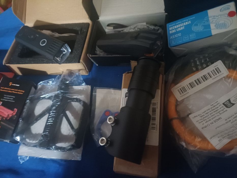 Вело фонарики,стопы,педали,замки,седла.