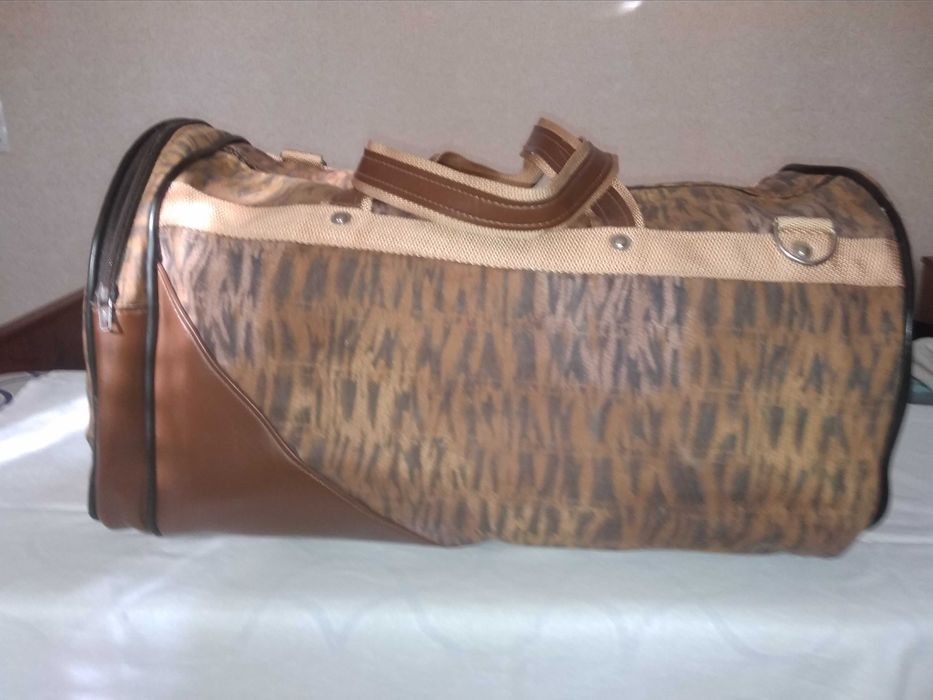 Сумка дорожная Дл 44 см. Ш 24 см. Высота 26 см.