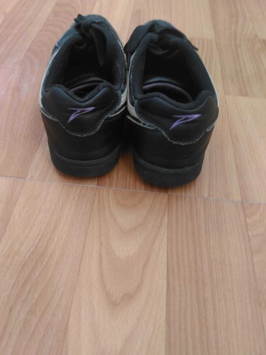 Продам кроссовки для девочки