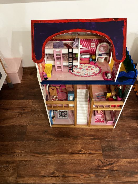 Drewniany domek dla lalek