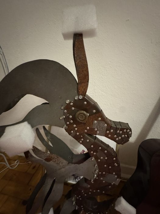 Cavalo marinho feito de latão e madeira. Obra de arte