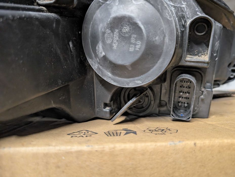VW Golf V lampy reflektory OE 1K6941005P 1K6941006P KPL