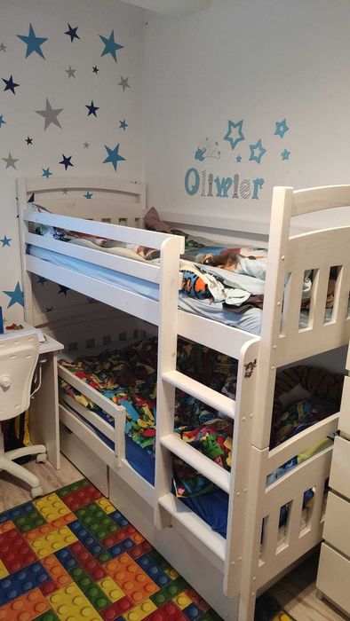 Łóżko piętrowe z 2 materacami dla dzieci.