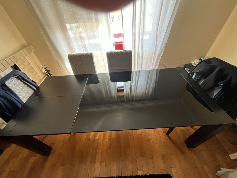 Mesa de jantar com tampo de vidro