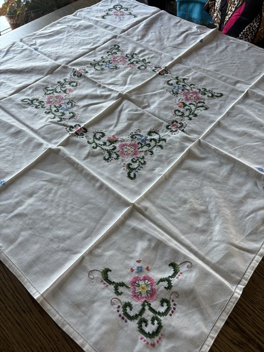 Toalha de mesa bordada a ponto cruz