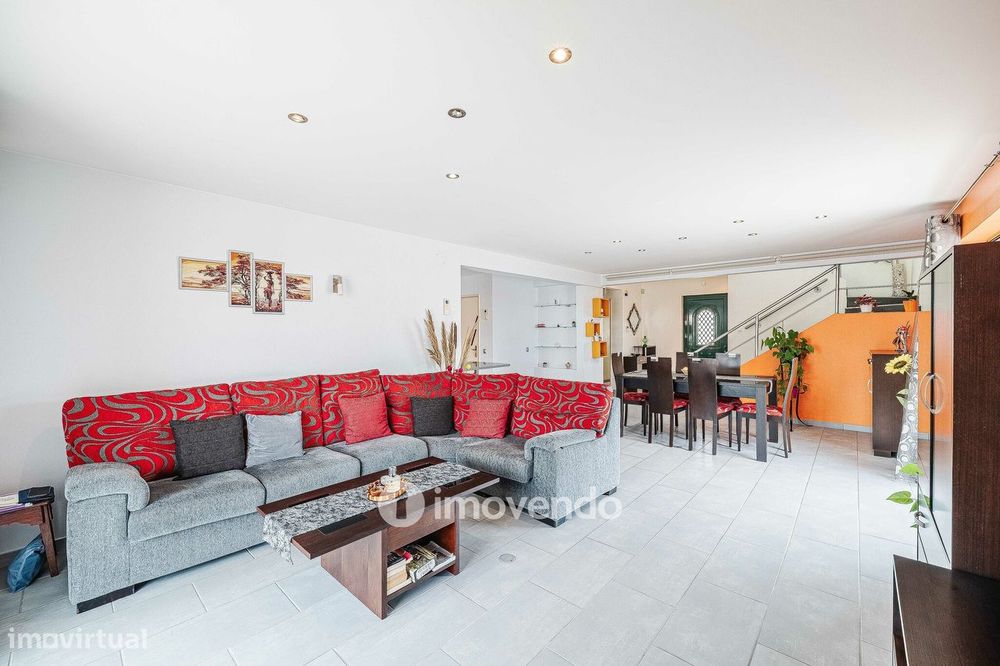 Moradia T4 com garagem e espaço exterior enorme, em Coruche