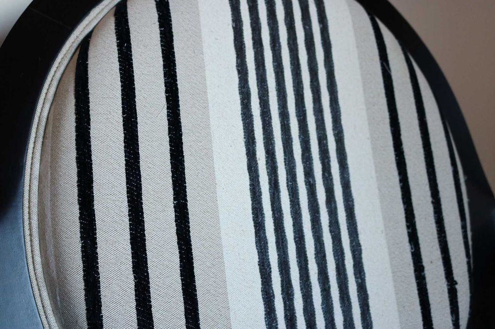 Cadeirão de sala preto e branco