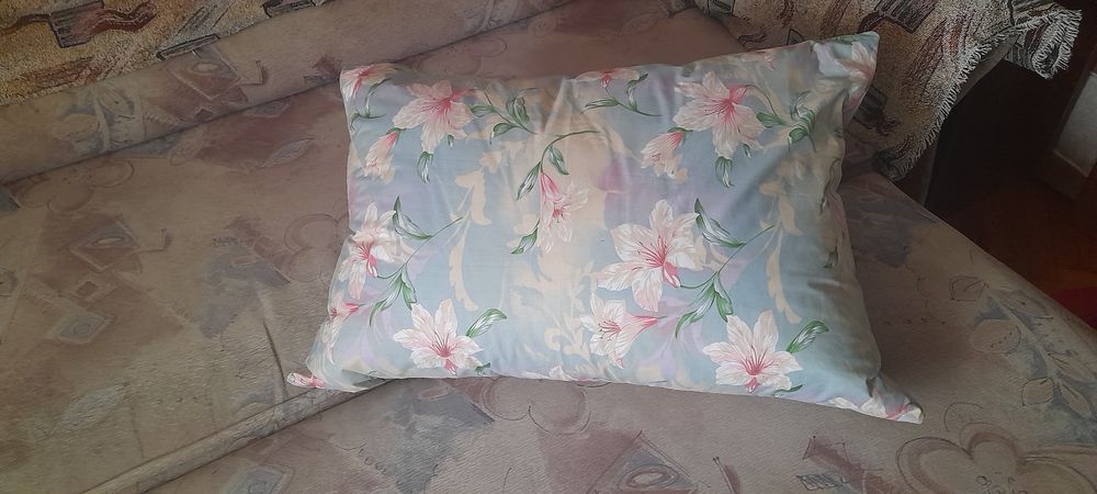 Продам  три  подушки