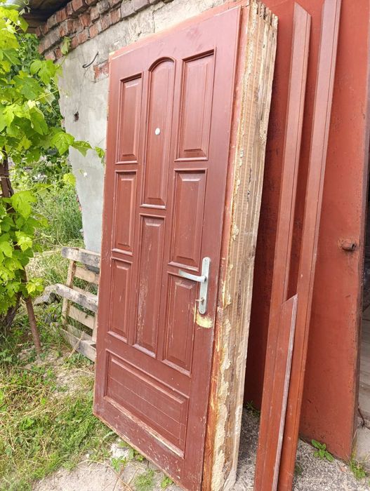 Двері дерев'яні вхідні з замком і наличник