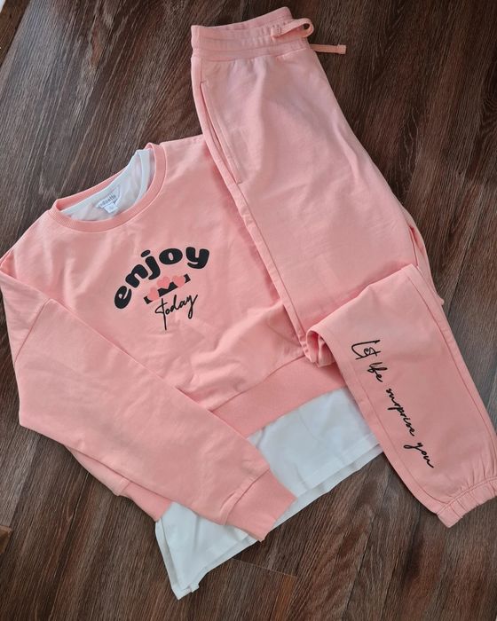 Новий костюм трійка ріст 152
На ріст 152 см152