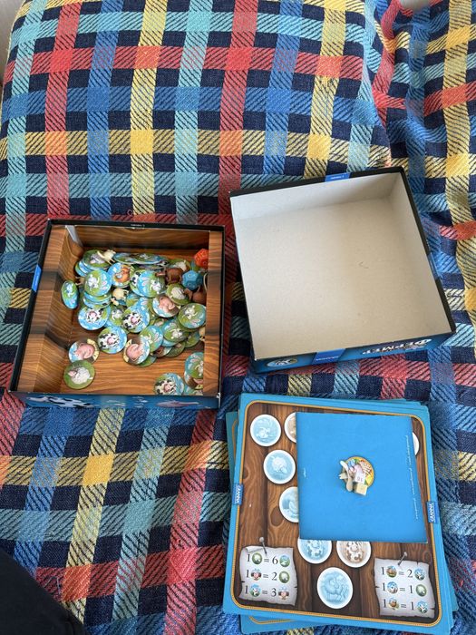 Настольные игры: супер фермер, компелкт шахмат, карты, монополия