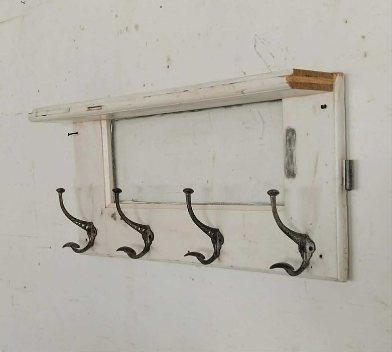 ANTIGA Prateleira de Parede / Expositor, com 4 Cabides Antigos em Ferro Fundido, Originais. "Restaurada!"