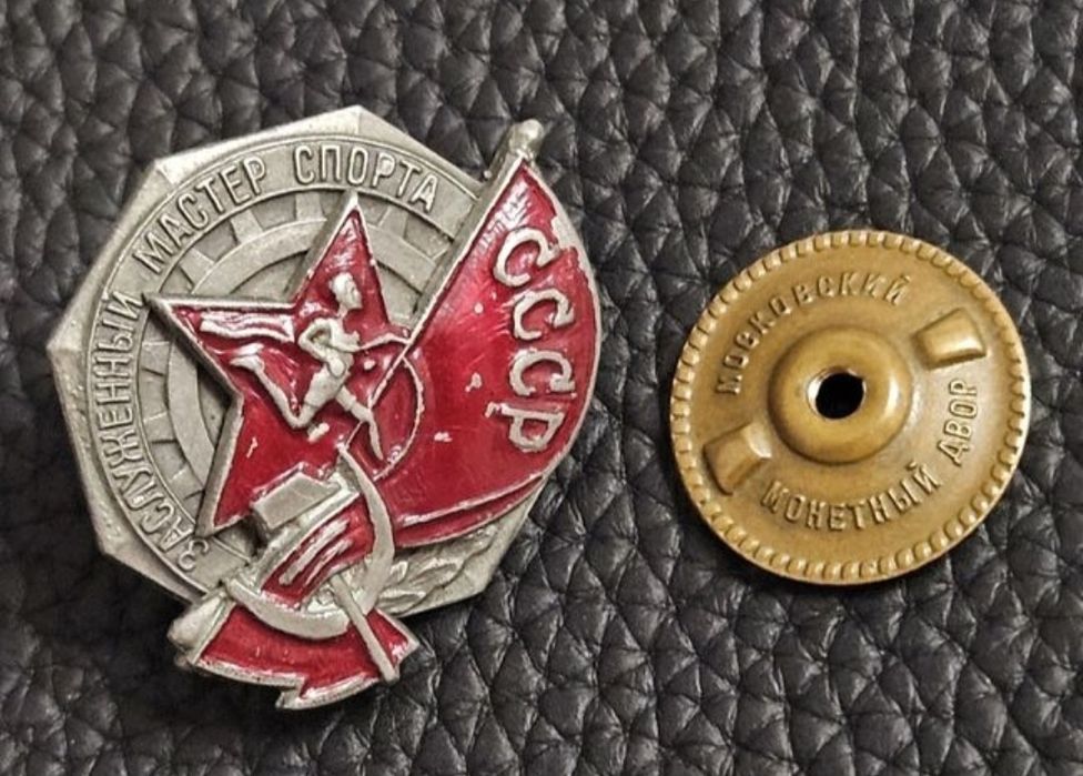 Памятные знаки и боксы с сувенирными монетами