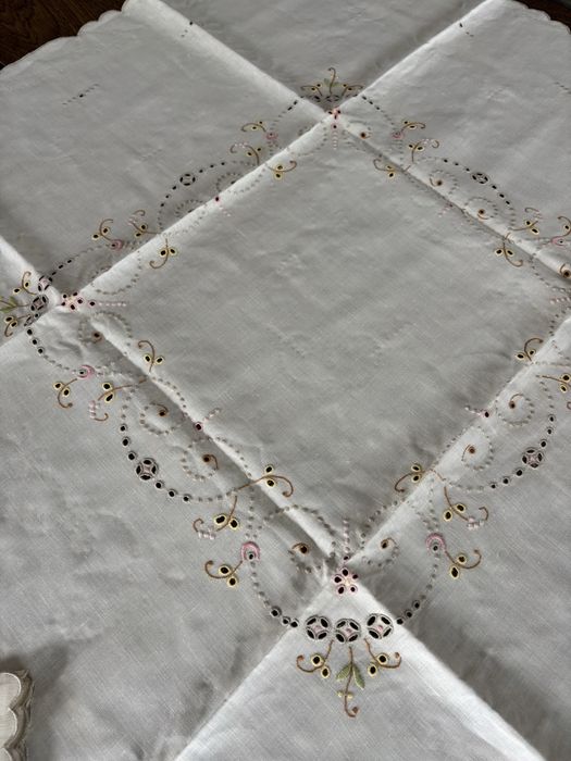 Toalha de mesa de chá em linho com bordado da ilha da Madeira 90x90