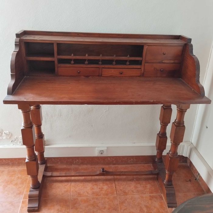 Moveis diversos - Mesas Cabeceira, Armário c/Estante, Escrivaninha, Cabide