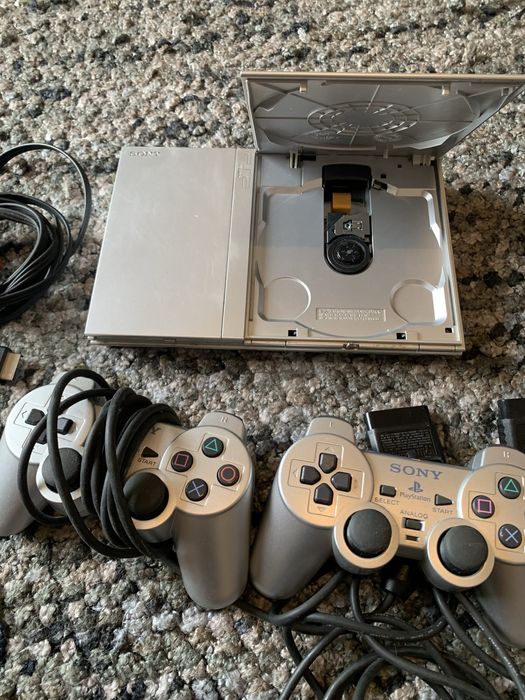 Vendo PS2 e campainhas Buzz e jogos