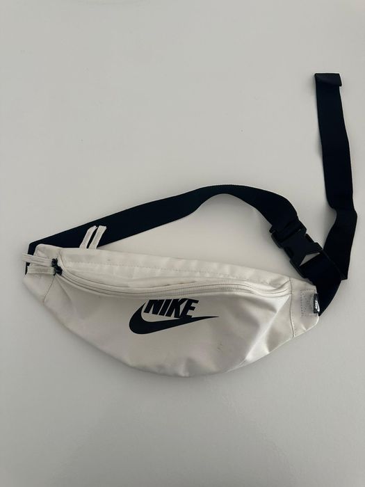 Pochete Nike branca original em bom estado.
